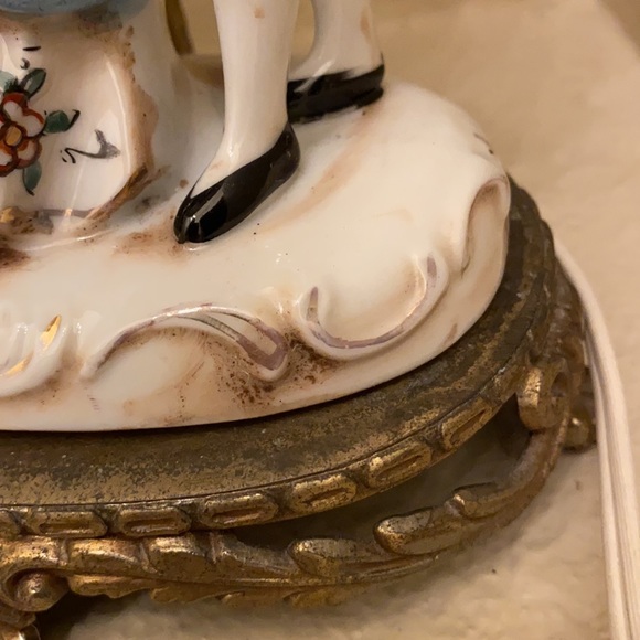 Vintage Boudoir matched pair of lamps without shades - Picture 5 of 14